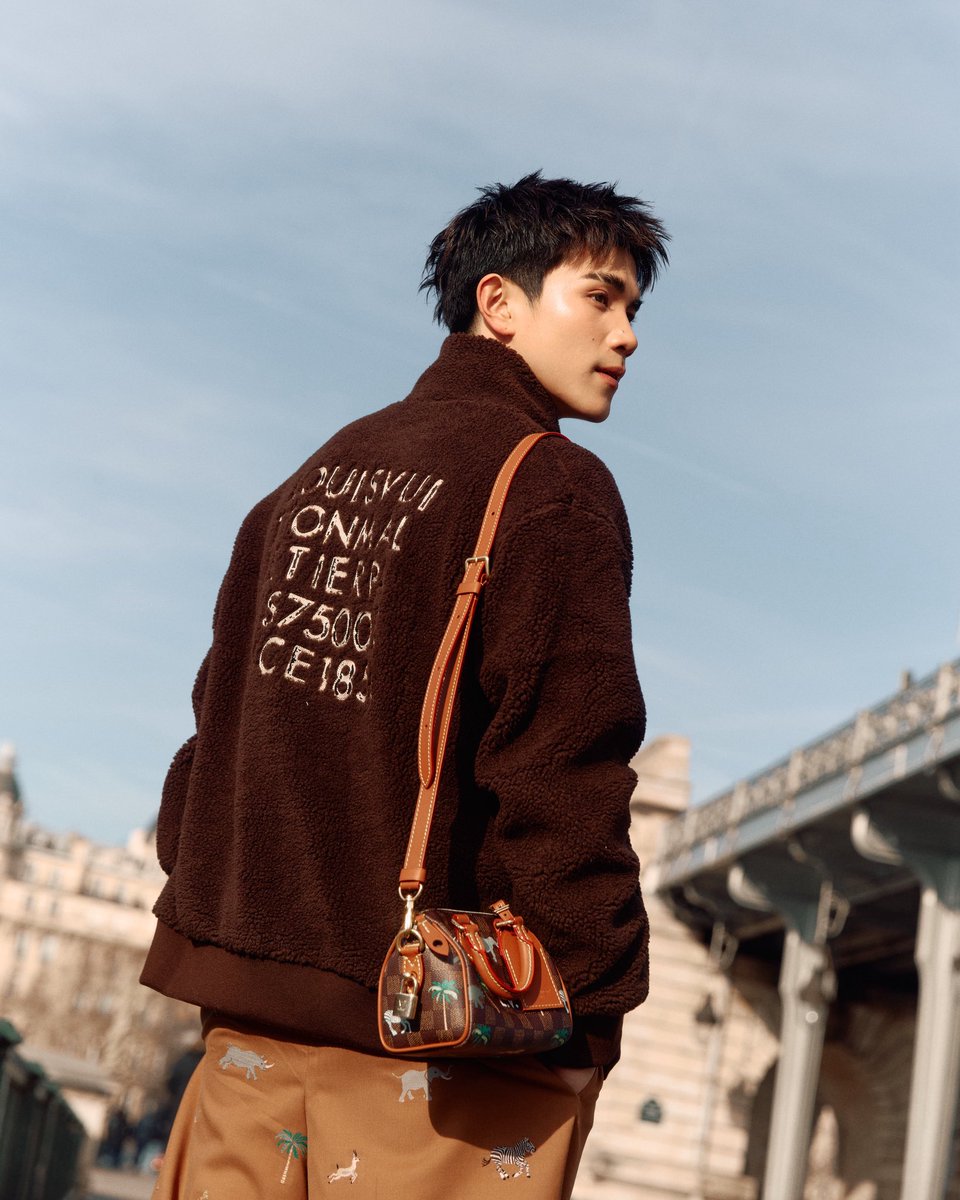mintmag_th's tweet photo. หล่อทุกองศา! ส่งภาพ #โฟร์ทณัฐวรรธน์ เดินเล่นในกรุงปารีส กับลุคเด่นด้วยกางเกงลาย Darjeeling สีน้ำตาล แมทช์กับ กระเป๋า Speedy 18 x The Darjeeling Limited💚

FOURTH LV FRONT ROW PFW26
#LVMENFW26xFOURTH 
#LVMenFW26 #LouisVuitton 
#MintNews https://t.co/phSbReCJqW