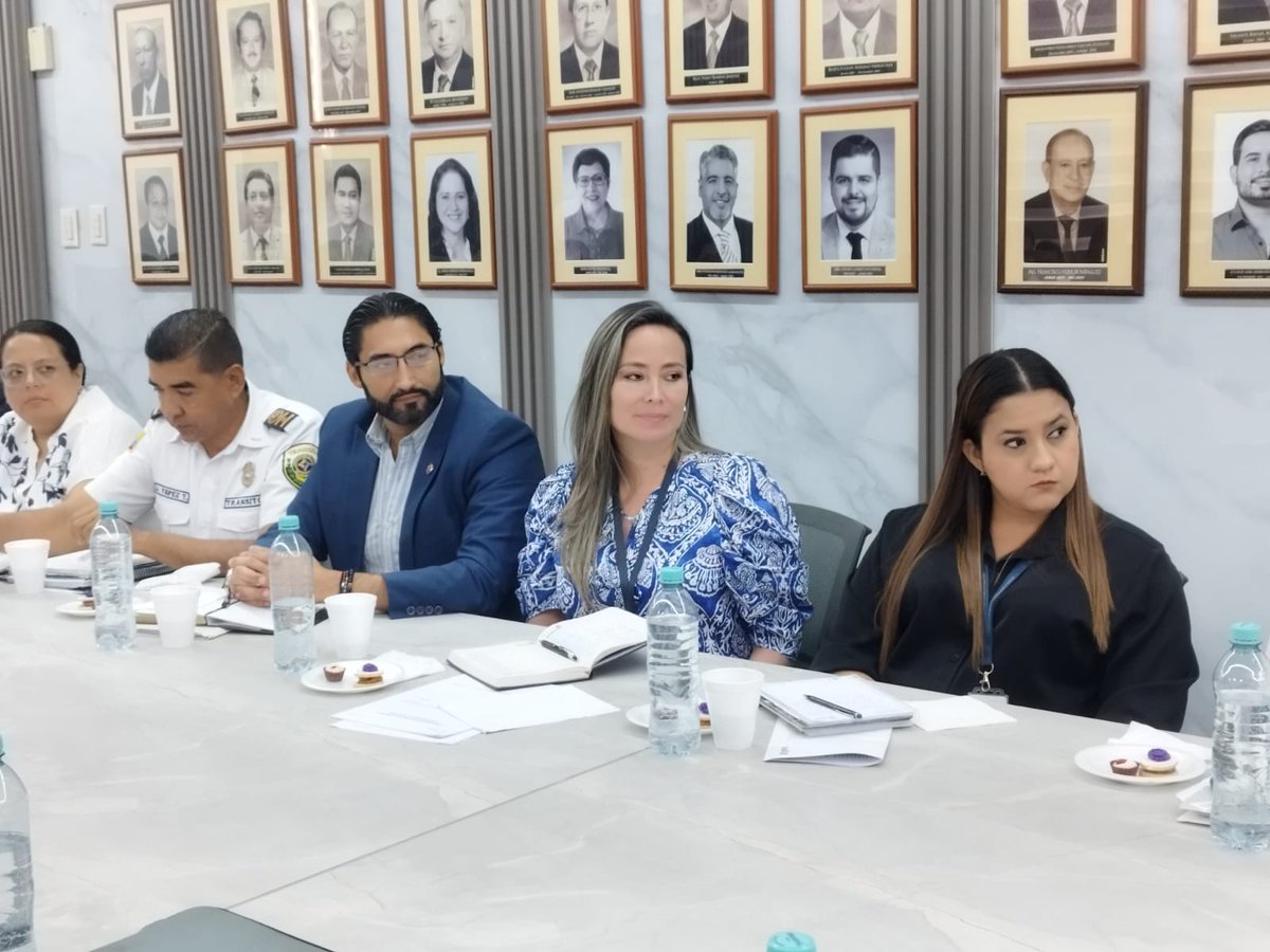 Mgs. Vanessa Valarezo Directora Zonal 7 <a href="/CancilleriaEc/">Cancillería del Ecuador 🇪🇨</a> participó en reunión de trabajo con la Secretaria Nacional de Planificación, <a href="/CynthiaGelliber/">Cynthia Gellibert Mora</a>,  y el Subsecretario de Gobernabilidad Douglas Morales <a href="/GoberElOro/">Gobernación de El Oro</a>