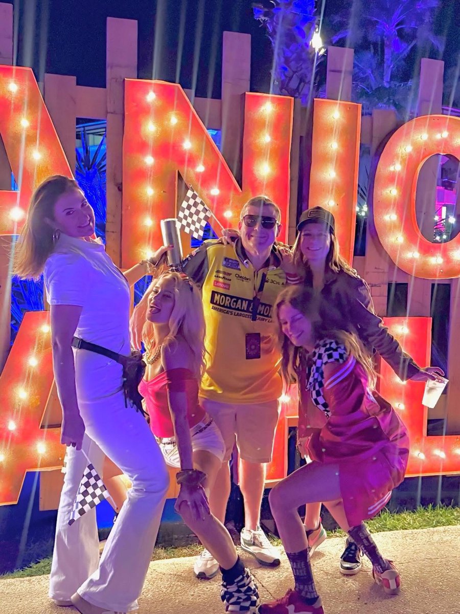 Viva La Stool tweet media