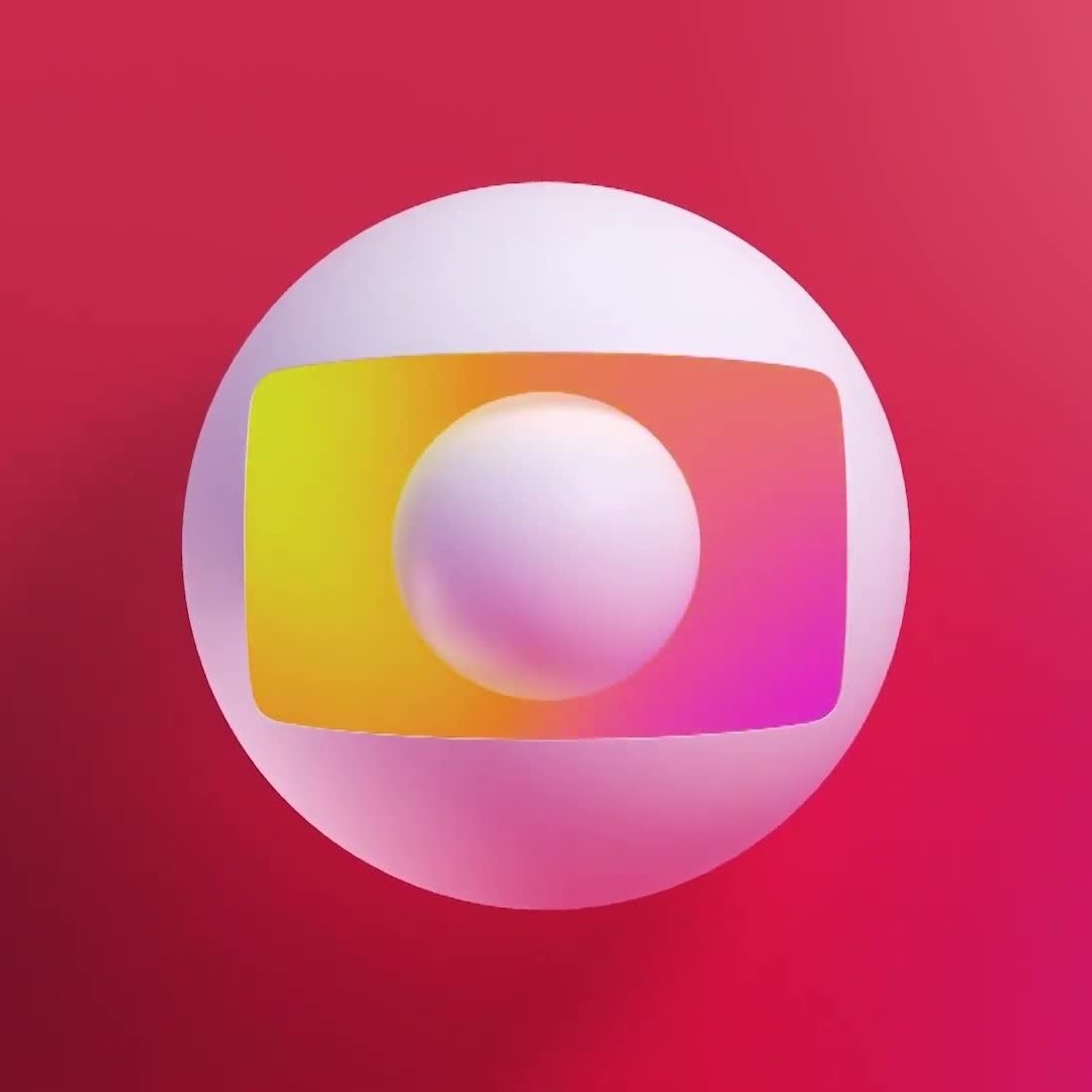 forumeplay's tweet photo. A Globo surpreendeu ao cancelar Próxima Página, mas manteve Juan Jullian na fila das 19h para a sucessora de Coração Acelerado. O autor já desenvolve uma nova novela, inédita e mais adulta, ambientada no Rio, inspirada na rotina de uma motorista de perua escolar, baseada na história de sua mãe. Com prazos apertados, a emissora acompanha de perto a escrita dos primeiros capítulos e o início da produção. O time de colaboradores segue o mesmo, incluindo o diretor André Câmara. Título e elenco ainda não estão definidos, mas há o desejo de escalar Taís Araújo para o papel principal, repetindo a parceria de Reencarne.

🗞 Flávio Ricco