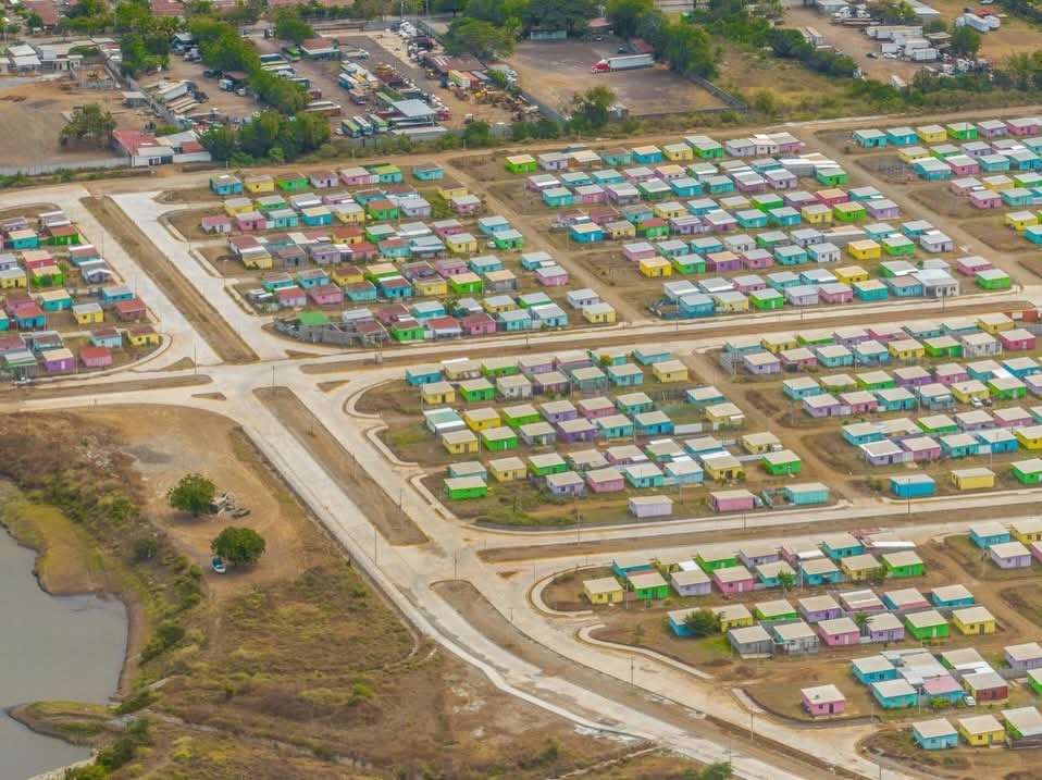 Continua avanzando el revestimiento con concreto hidráulico en las avenidas de Camino del Río, desde la pista “Miguel Ángel Ortez” hasta el nuevo colegio de la urbanización

#UnidosEnVictorias 
#Managua