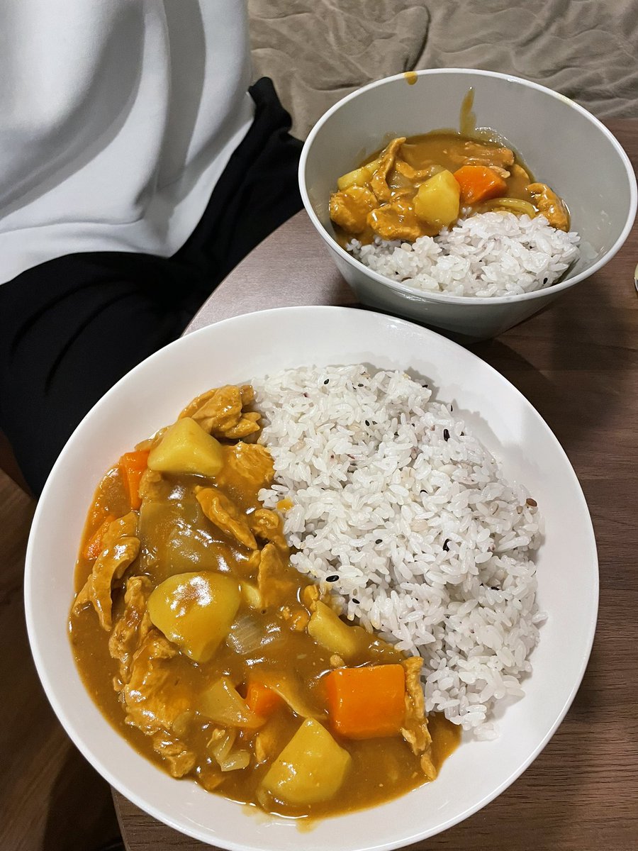 newtakedafit's tweet photo. 昨日はカレーの日
久しぶりにヴィーガンカレーを作ってだいぶ爆食✨😙
野菜の皮を切ってたらスライサーで自分の皮を切る情けない不始末
相方に素早く処置され3時間に一回絆創膏交換の手厚い対応。
そして別れ際に2枚もらって俺は一体いくつなんだと思った🤣
彼女の方がよっぽどお姉さんに違いない https://t.co/FdrR8zxgPX