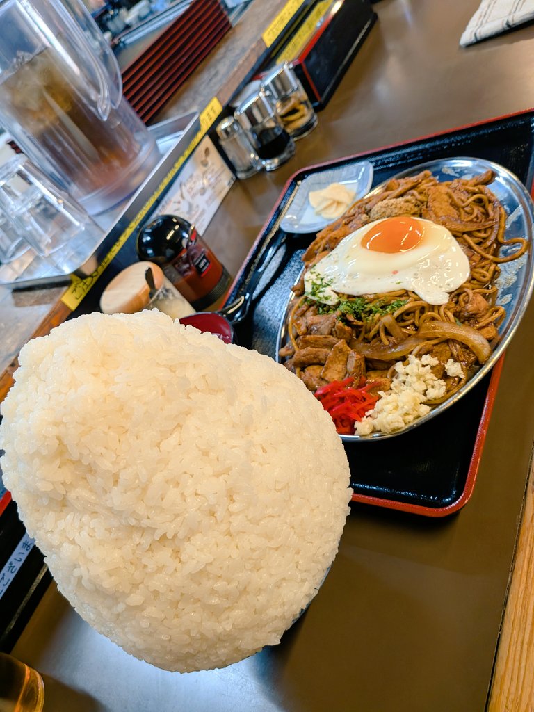 dekamoriramen's tweet image. 噂の新メニュー「ご飯が進む焼きそば」はご飯が進みすぎて凄かった

もつ煮カド屋