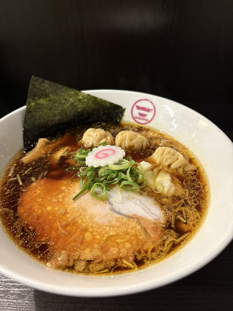 今日はかなり久々に維新商店さん😀
生姜が効いた濃いめのスープにピロピロ麺が絡んでめちゃ美味しい🥰
こちらのワンタンもやはり旨い😆
途中から追い生姜で最高すぎた😁
もう🥢がノンストップ状態🤣
美味しかった😄ご馳走様でした😋