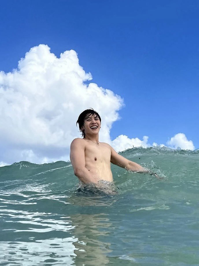 myseokryudan's tweet image. "# felt like a kid again
# beach boy"

matthew looks so happy fck i'm so happy for him too ☹️