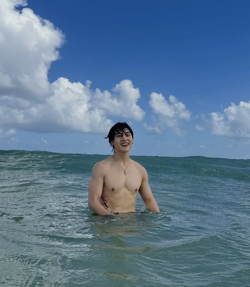 myseokryudan's tweet image. "# felt like a kid again
# beach boy"

matthew looks so happy fck i'm so happy for him too ☹️