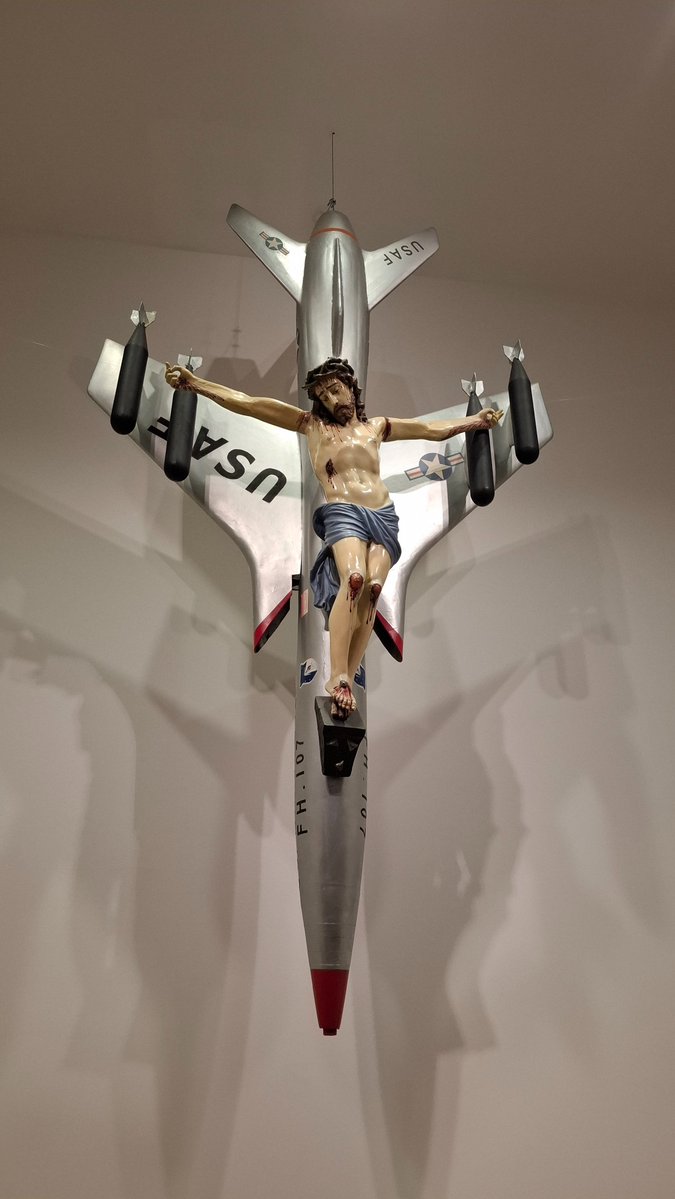 Recorriendo el Bellas Artes, me encuentro con esta obra de León Ferrari. Imponente, actual.