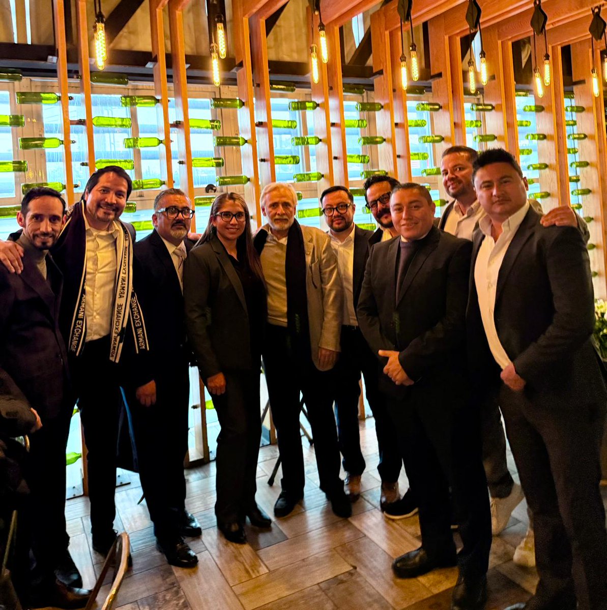 Aquí con el Lic. Jesús Martínez dueño de <a href="/GrupoPachuca/">Grupo Pachuca</a> y el equipo quirúrgico de <a href="/ClinicaCEMA/">CEMA avalado por FIFA</a>