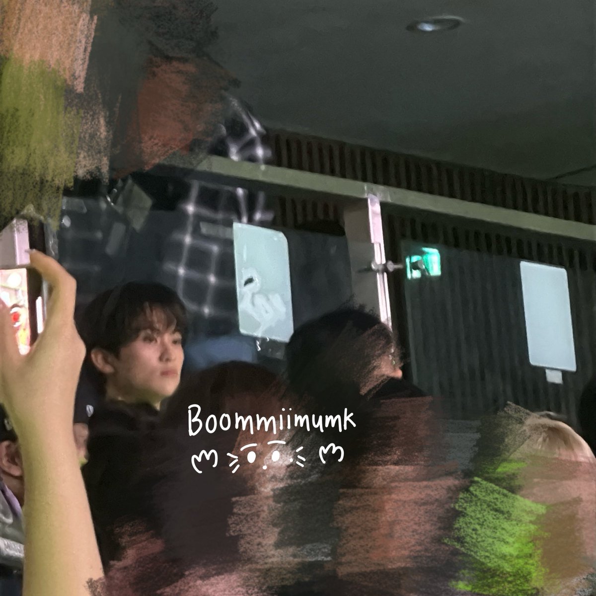 boommiimumk's tweet image. ตอนไปดูคอนโดยองที่เกา นี่ช็อคสุดละแบบมือสั่นของจริง นี่นั่งอยู่โซนตรงกลางใช่มะ ก็จะมีคนเข้ามาเรื่อยๆ สักพัก ม้าค เข้ามา นี่มือสั่นรูปก็ถ่ายมางง ๆ พี่ ๆ ที่ไปคอนโดยองด้วยกันทักมาว่าใครมายังตอบไม่ได้ อึ้งทึ่งเสียวมากกกกแล้วคือนั่งอยู่ข้างหลัง แทบจะร้องไห้อะ ไม่เคยเจอเมนแบบ random…