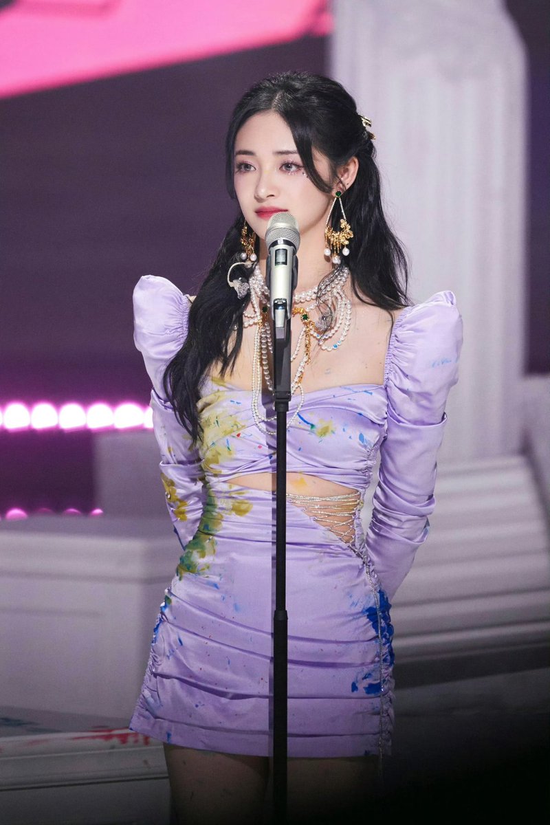 吴宣仪 周洁琼 脏脏小脚 https://t.co/NgjMIu030T