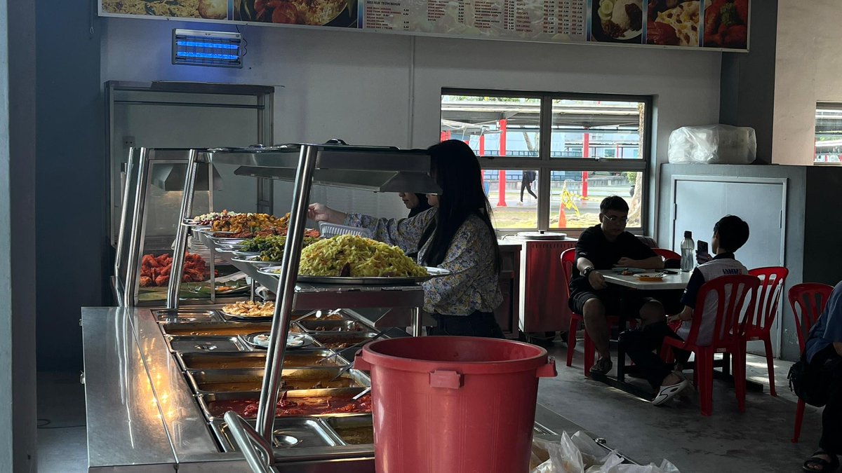 yoobar0411's tweet photo. "Haji Tapah Café Positions Affordable Nasi Bujang as a Student Budget Anchor" https://t.co/ovtWE8M5XO