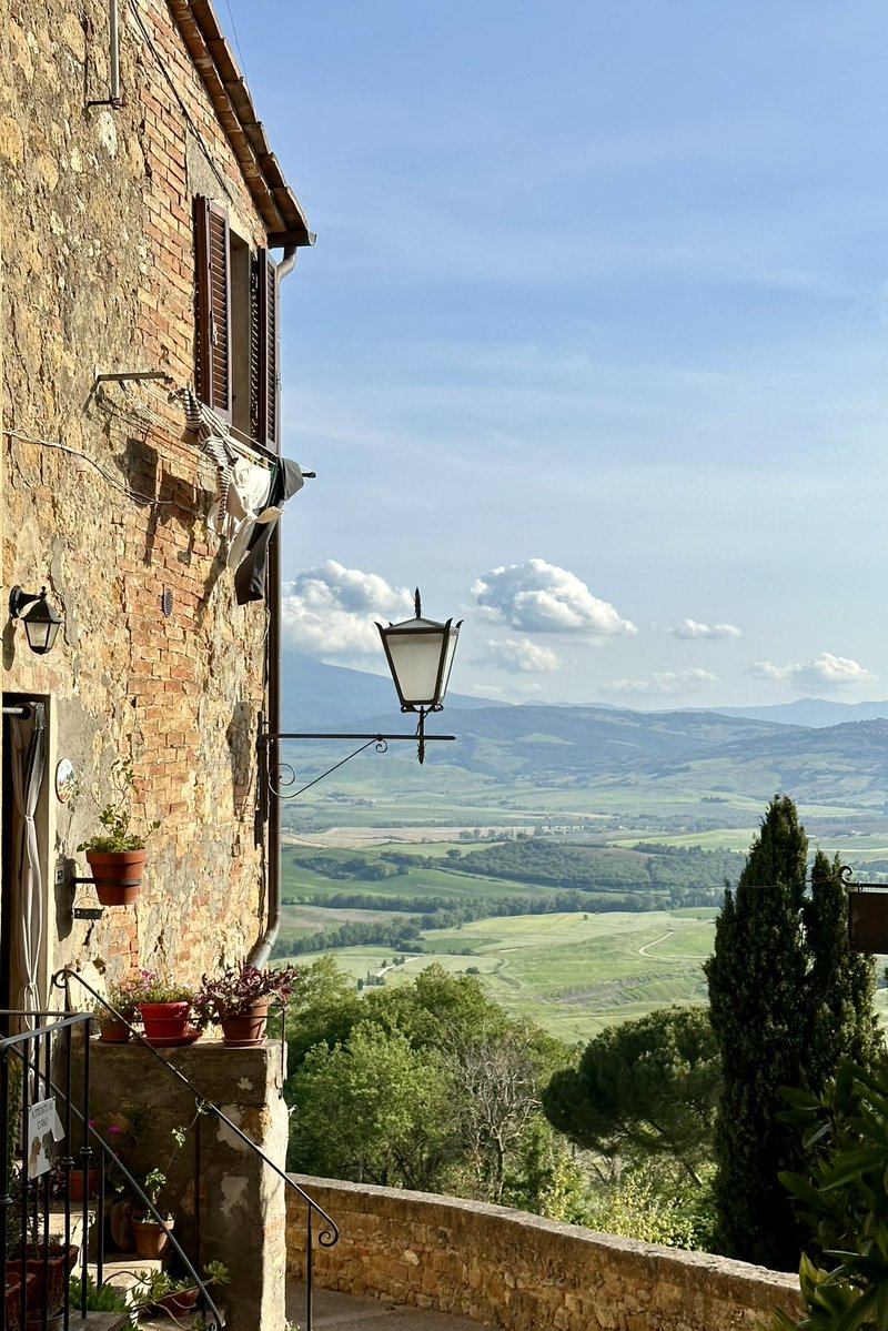 evvdlx's tweet image. 피렌체 가실때 꼭 렌트카 빌려서 토스카나까지 다녀오시길!!
소도시들도 너무 아기자기 매력있고 창 밖으로 보이는 발도르차 평원이 말로 표현이 안됨
와인으로 유명한 지역이라 와이너리 리조트에서 묵는 것도 너무 추천 문만 열면 펼쳐지는 포도밭에서 하루종일 고양이랑 놀다옴 ♡♡