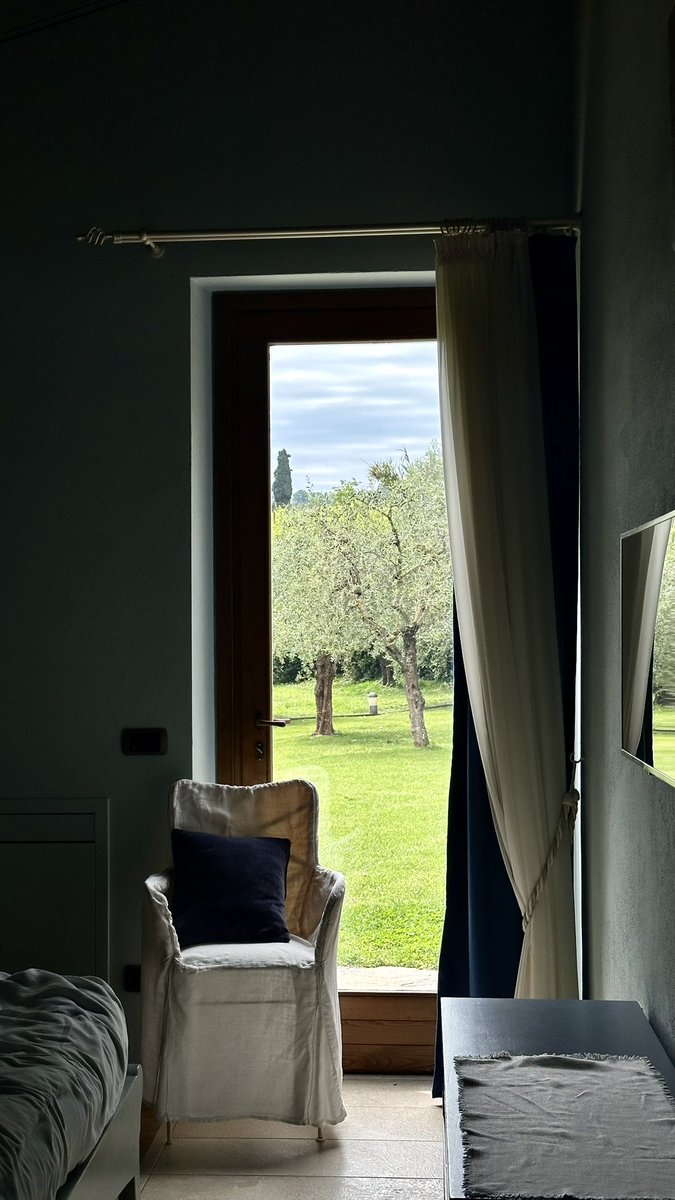 evvdlx's tweet image. 피렌체 가실때 꼭 렌트카 빌려서 토스카나까지 다녀오시길!!
소도시들도 너무 아기자기 매력있고 창 밖으로 보이는 발도르차 평원이 말로 표현이 안됨
와인으로 유명한 지역이라 와이너리 리조트에서 묵는 것도 너무 추천 문만 열면 펼쳐지는 포도밭에서 하루종일 고양이랑 놀다옴 ♡♡