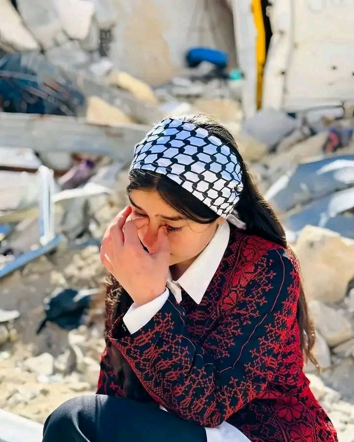 25i5ig's tweet image. أكتب لأن الحكايات التي نعيشها
لا تصل كما هي إلى العالم 🇵🇸