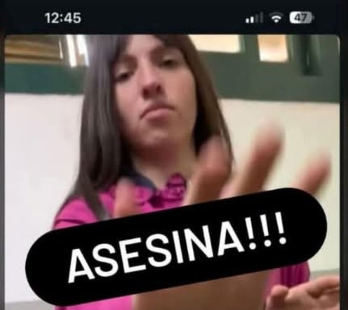 ¡ESTA ES LA CARA DE LA ASESINA! 🔥😡

Milagros Altamirano, 16 años, novia de Jeremías Monzón. Lo citó para verlo en el lugar donde lo esperaban sus dos amigos asesinos. Lo apuñalaron +20 veces mientras ella grababa y se reía.