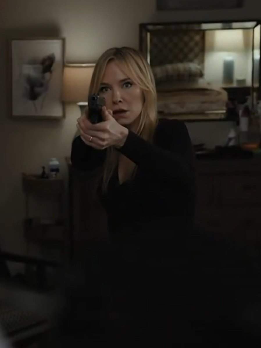mmjanae's tweet image. Amanda’s face when she saw that her husband who was supposed to be taking a shower is actually being held at knifepoint by a man who was so enthralled by Henry Mesner that he started going after people who helped put him away after their ANNIVERSARY DINNER! #SVU #Rollisi