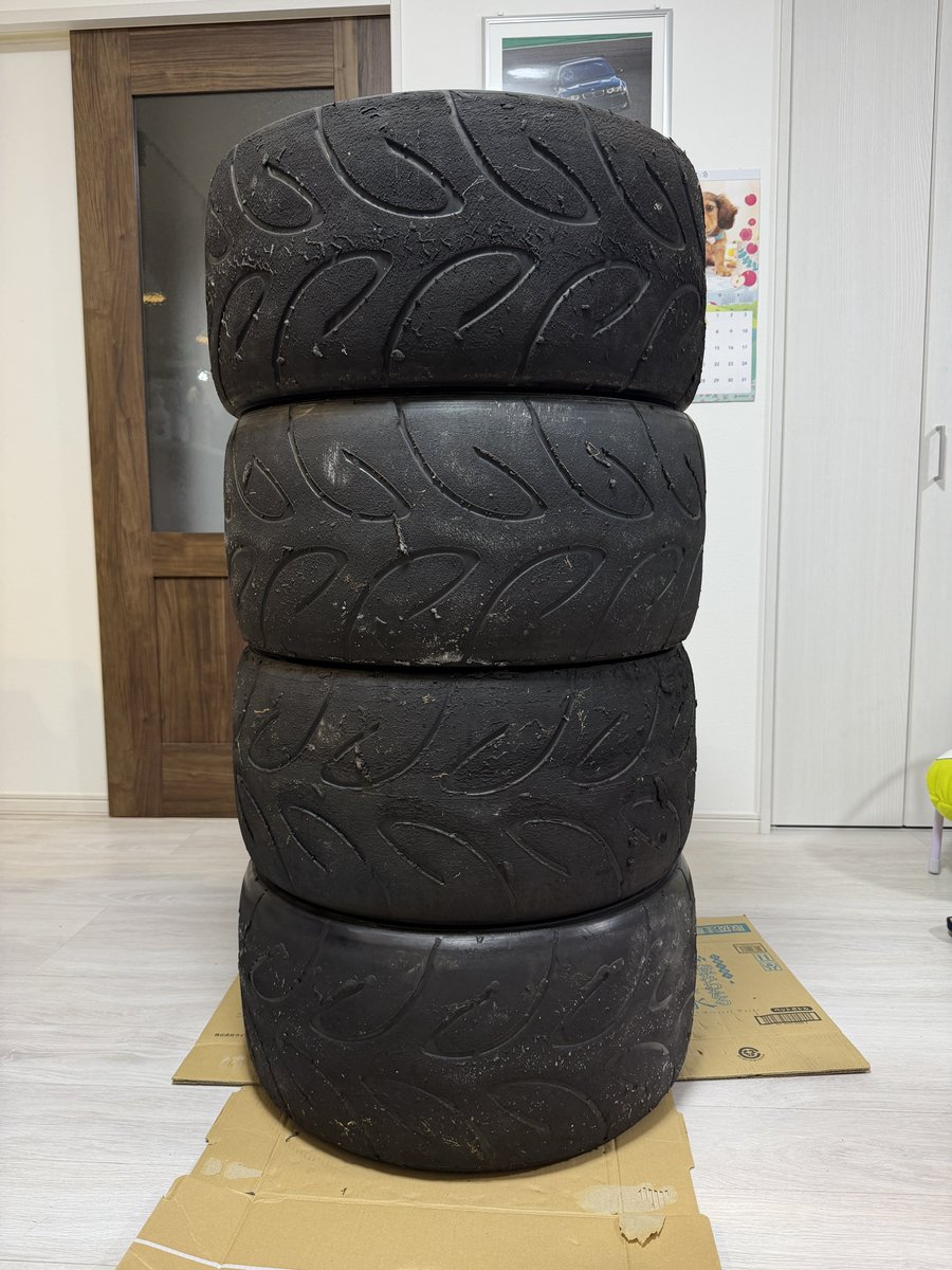 inline6lover's tweet image. 中古タイヤと廃タイヤで走り回ってる
乞食ムーブなM4乗りは俺位だろなw
写真のタイヤ4本は22年製のGS、
4本で4000円！送料8800円www
#ADVAN #A050 #激安中古タイヤ
#乞食ムーブ #英才教育 #タイヤの勉強