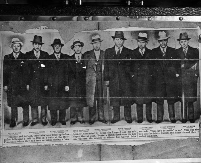 fakehistoryhunt's tweet image. And then you showed her the footage of the slums?
How mobsters ruled entire neighbourhoods, dirty streets, people experiencing poverty you can't even imagine?