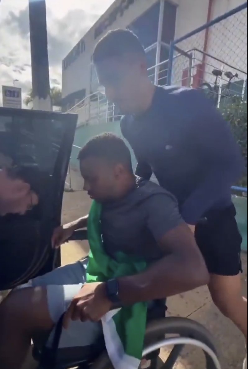 Mulher na manifestação contra o Banco Master 🆚
Homem na Manifestação pro Bolsonaro