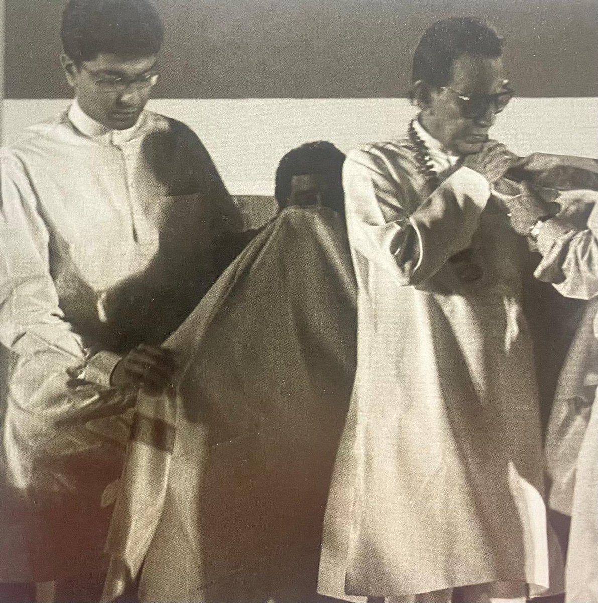 RajThackeray's tweet image. स्व. बाळासाहेबांची आज १०० वी जयंती. इतिहासात जन्म शताब्दी वर्ष अनेकांची साजरी झाली आहेत आणि होतील देखील, पण एखादी व्यक्ती हयात नसताना देखील ती लोकांच्या स्मृतीत रहावी, आणि त्या व्यक्तीने आज देखील एखाद्या प्रांताच्या राजकारणाला आणि समाजकारणाला आकार देत रहावं हे दुर्मिळ. हे फक्त…