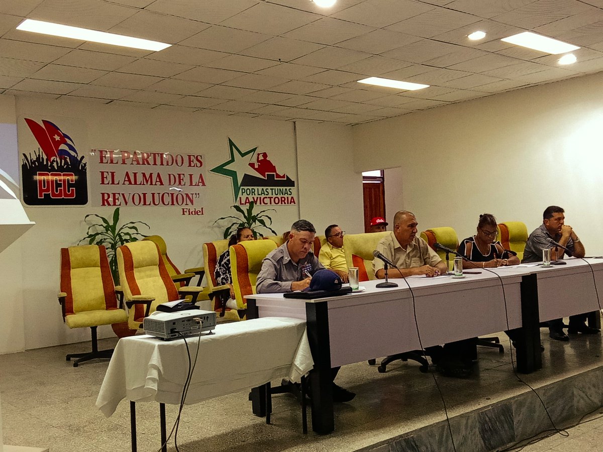 Con los principales directivos del territorio se evalúan las tareas a realizar,  el enfrentamiento al delito y los servicios básicos del territorio #LasTunas #PorLasTunasLaVictoria #SíSePuede #PorUn26EnEl26
