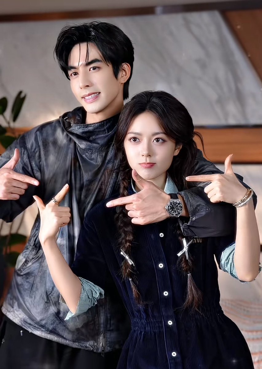 fairyining's tweet image. O weilong com aquele sorriso de criança que não sabe sorrir ainda e a Maimai só no beicinho com seus olhos plim plim