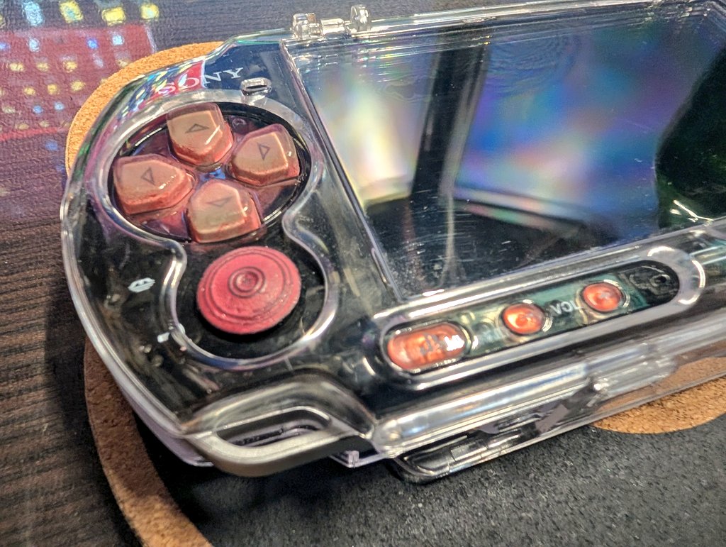 Zeroshift_flow's tweet photo. PSP改造シリーズ
アナログパッドが滑りやすいのでPSVitaの互換パーツを使って改修

社外製の方向キーが斜めに入力しづらく、理由を探ると裏側の凸部が小さく接触しづらい作りになっていました
同じ中華コピーでも品質以前に作りそのものが違うことってあるんですね
これも交換します https://t.co/0dBodHQjKz