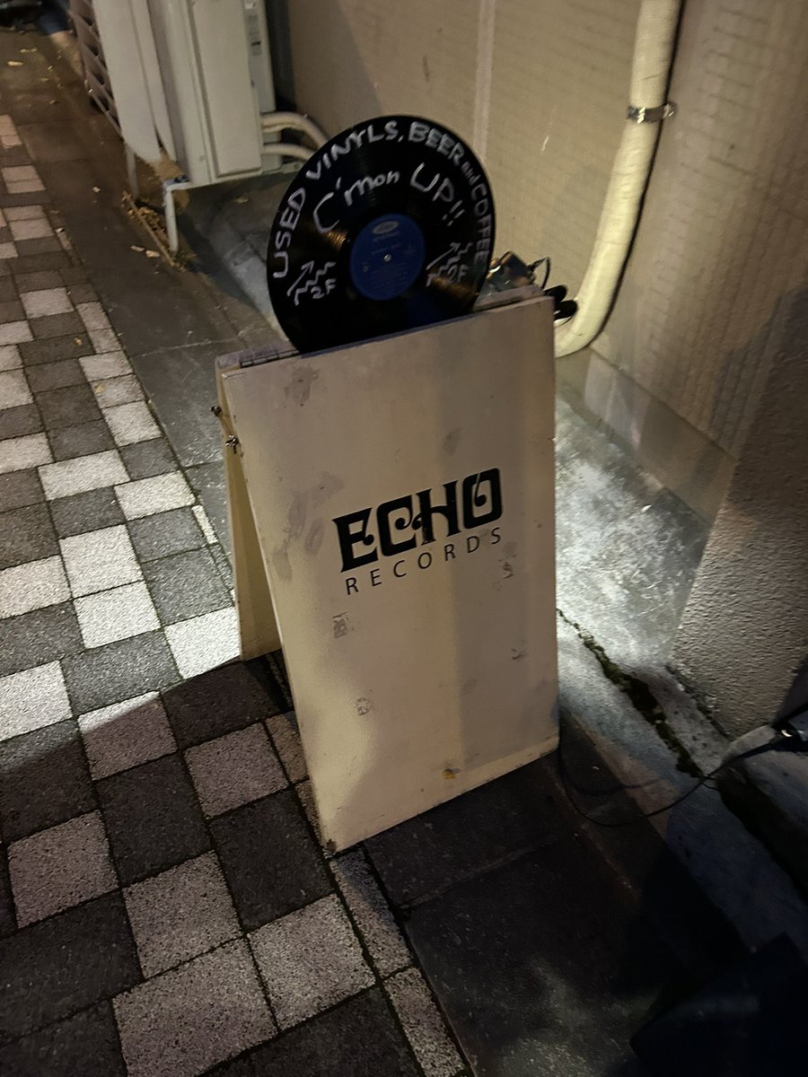 tapes20187445's tweet photo. 散歩で水道橋までぶらぶら。友人が店長を務め経営する #EchoRecords へ。店長や常連さんとわいわいしながらKaren Dalton の名盤、#InMyOwnTime に耳と心を捧げました。
We walked to Suidobashi and visit to our friend store called #EchoRecords with #KarenDalton ‘s In My Own Time! https://t.co/cT9eAh0ehy