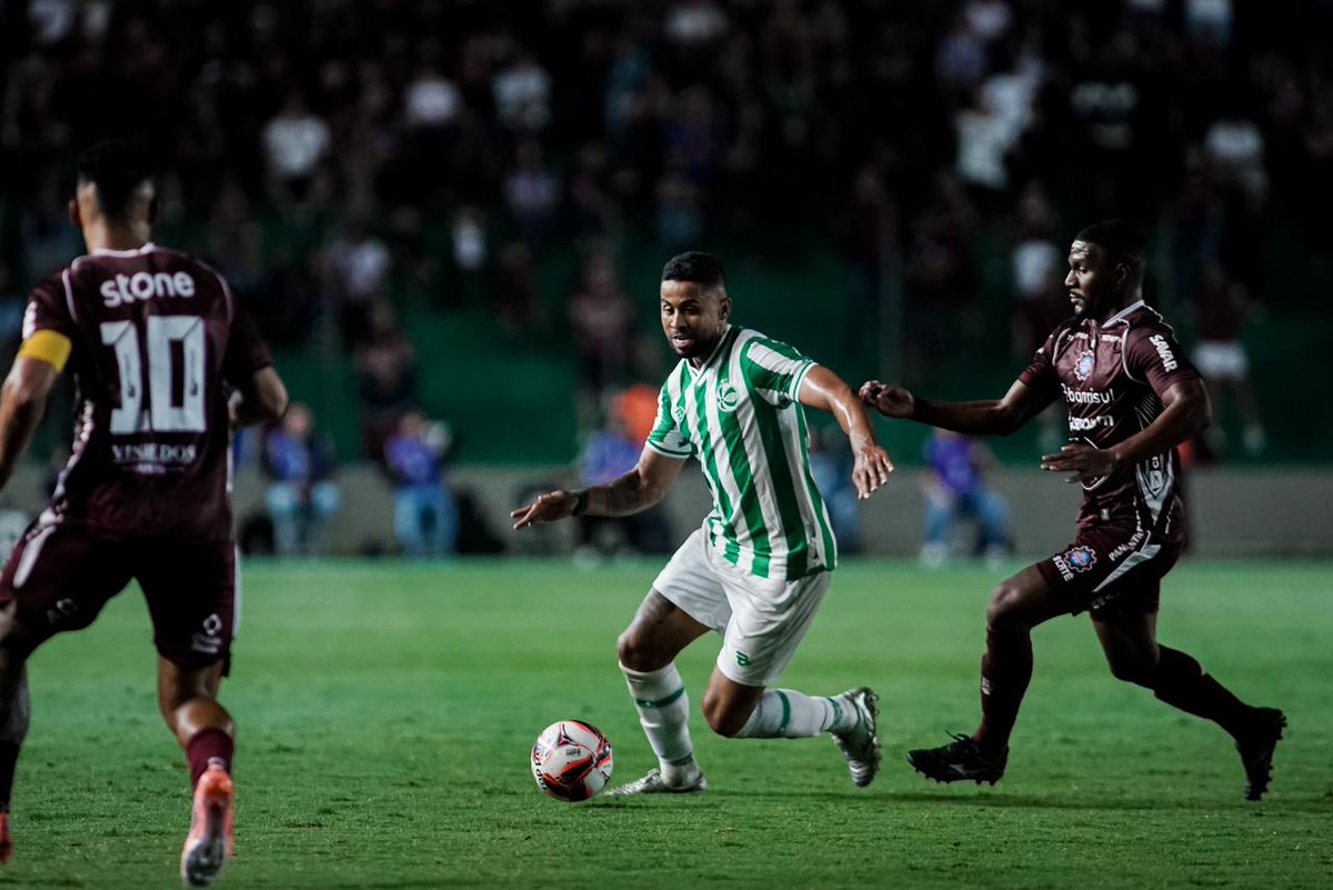 brunommucke's tweet photo. 🇳🇬 Autor do gol no clássico, zagueiro Rodrigo Sam renovou contrato com o Juventude. O vínculo anterior era até o fim do ano e foi prolongado até o fim de 2027. 

Defensor recebeu sondagens, mas optou por fixar residência em Caxias do Sul. 

📷: Fernando Alves/ECJ

@RadioCaxias https://t.co/UTh6cDbqgM