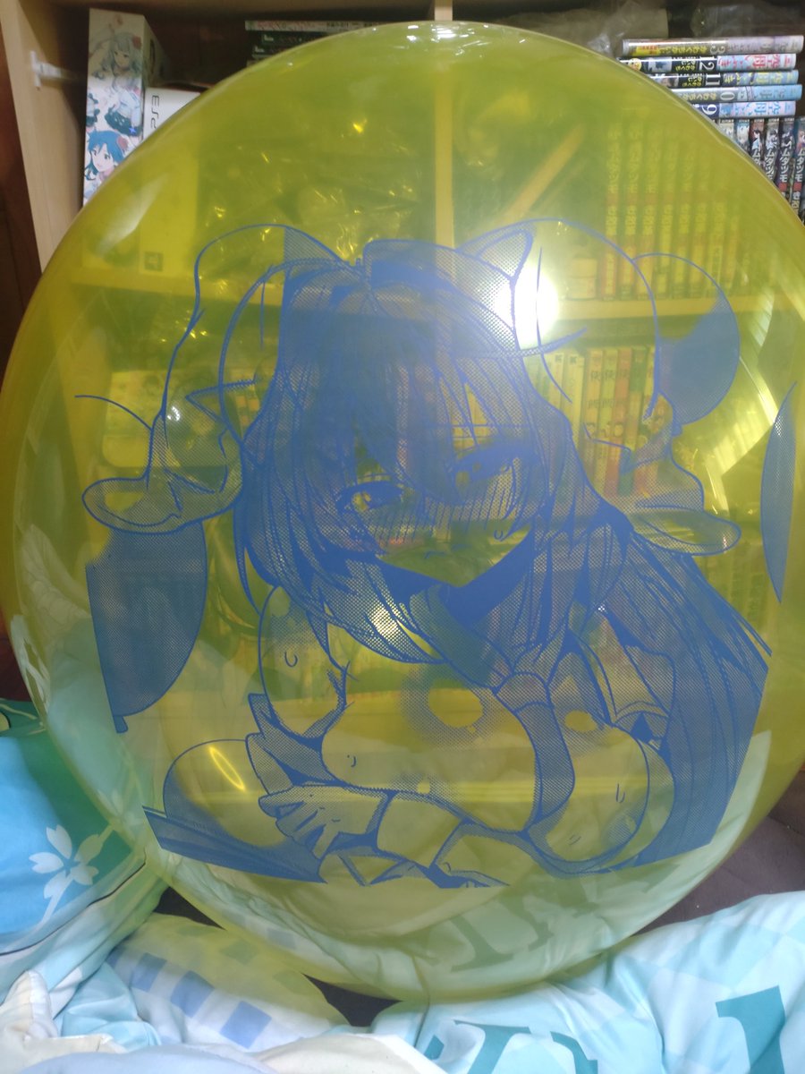 うどんちゃんがクリスタルイエロー
もこたんがソープイエロー
これがクリスタルイエロー、こっちがソープイエロー、どっちも同じじゃ〜
ってしたかったけど、結構違う。
ソープイエローの方が黄色味が薄いかな？
私はクリスタルイエロー派かな。