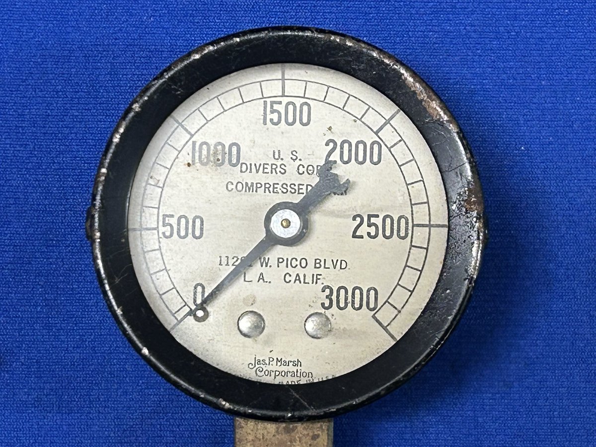 VintageScuba's tweet photo. This original late-1950s U.S. Divers compressed air pressure gauge was used on fill stations and compressor panels long before divers carried gauges underwater. Rated to 3000 psi and made in Los Angeles by Jas. P. Marsh. #scuba https://t.co/q5OH5DhZDp