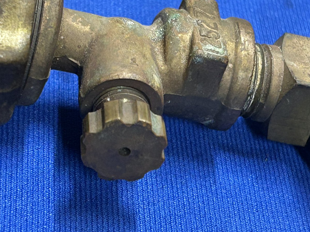 VintageScuba's tweet photo. This original late-1950s U.S. Divers compressed air pressure gauge was used on fill stations and compressor panels long before divers carried gauges underwater. Rated to 3000 psi and made in Los Angeles by Jas. P. Marsh. #scuba https://t.co/q5OH5DhZDp