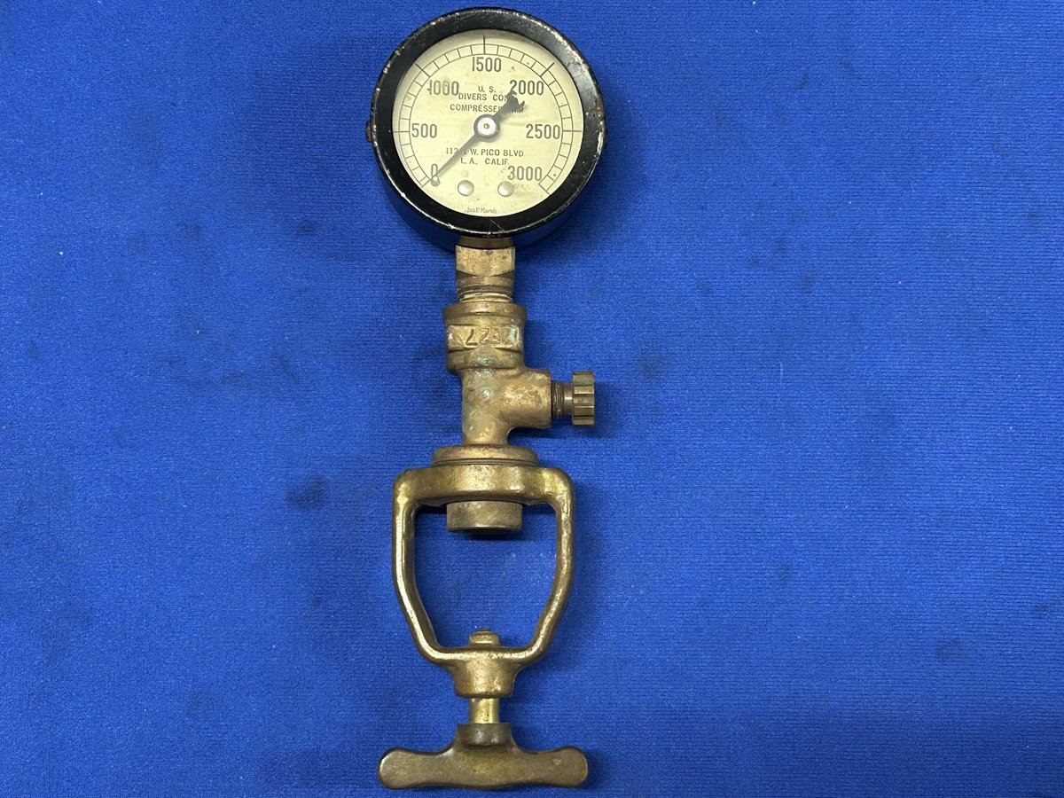 VintageScuba's tweet photo. This original late-1950s U.S. Divers compressed air pressure gauge was used on fill stations and compressor panels long before divers carried gauges underwater. Rated to 3000 psi and made in Los Angeles by Jas. P. Marsh. #scuba https://t.co/q5OH5DhZDp