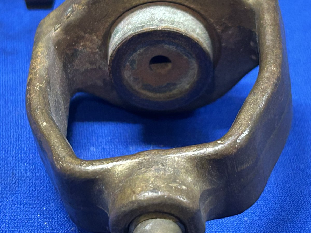 VintageScuba's tweet photo. This original late-1950s U.S. Divers compressed air pressure gauge was used on fill stations and compressor panels long before divers carried gauges underwater. Rated to 3000 psi and made in Los Angeles by Jas. P. Marsh. #scuba https://t.co/q5OH5DhZDp