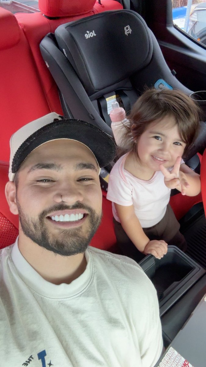 5’4 on a good day. tweet media