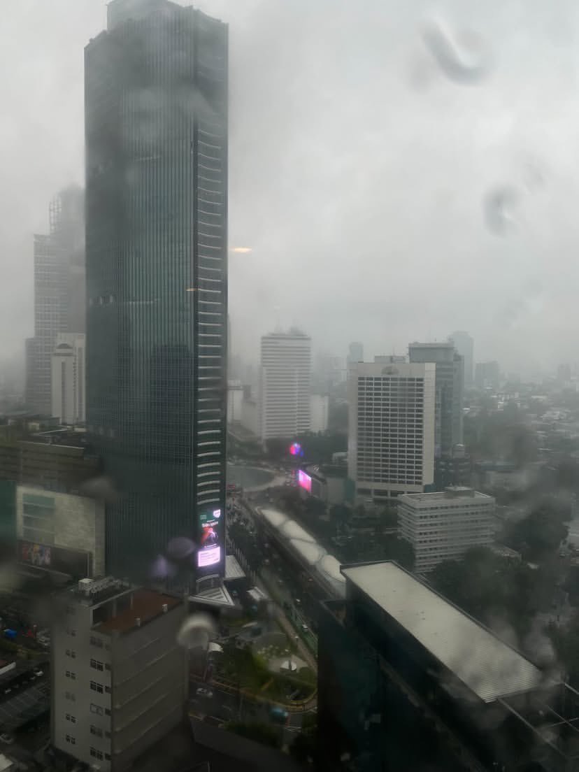 mahakersa's tweet image. View jakarta pada pagi hari yg basah dan kelabu. Serem amat ya kek di film2.
Gimana kondisi di daerahmu?  🌧️🌪️

Threads : rifkyrifky