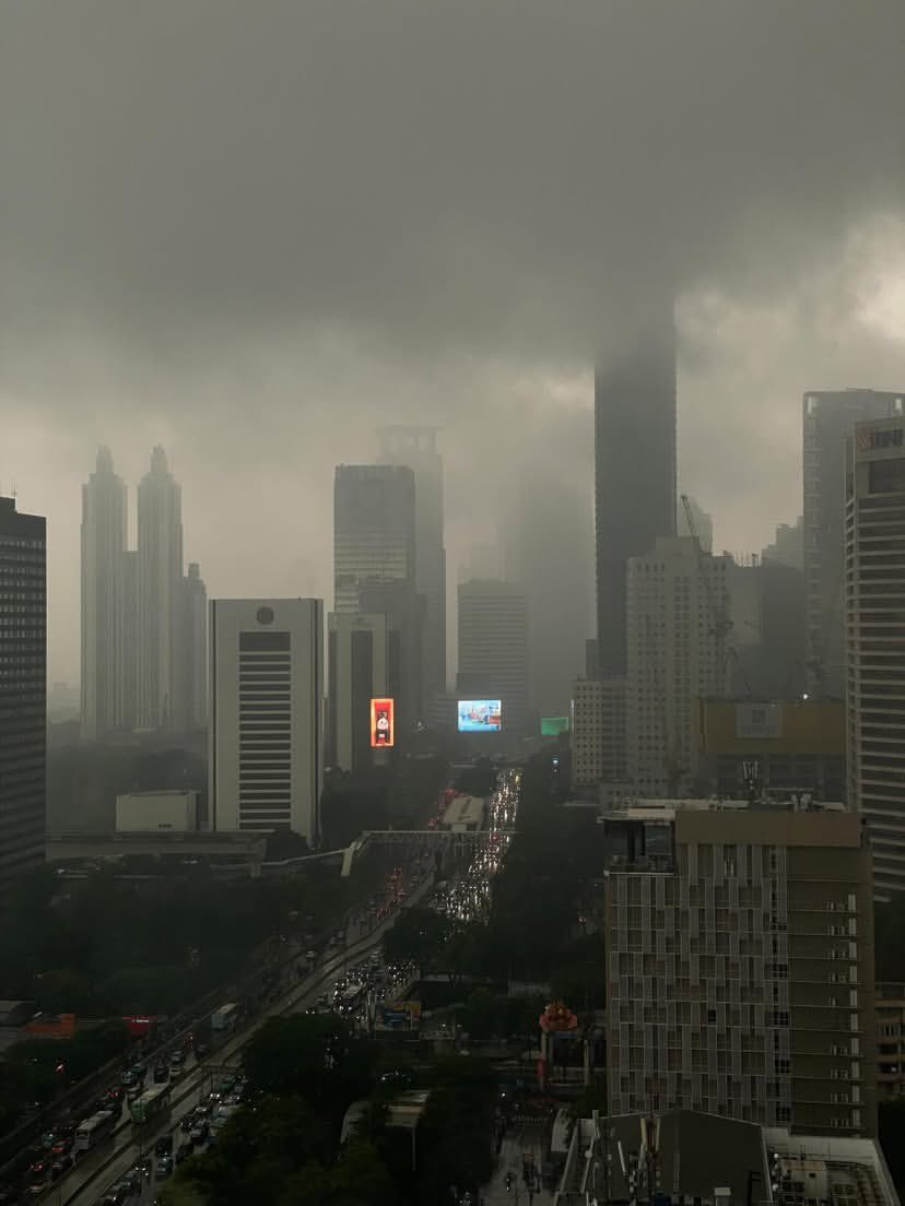 mahakersa's tweet image. View jakarta pada pagi hari yg basah dan kelabu. Serem amat ya kek di film2.
Gimana kondisi di daerahmu?  🌧️🌪️

Threads : rifkyrifky