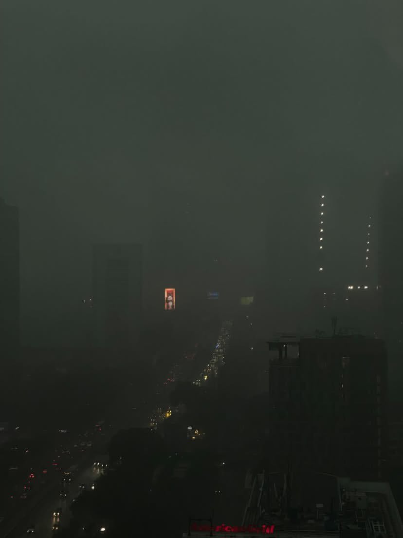 mahakersa's tweet image. View jakarta pada pagi hari yg basah dan kelabu. Serem amat ya kek di film2.
Gimana kondisi di daerahmu?  🌧️🌪️

Threads : rifkyrifky