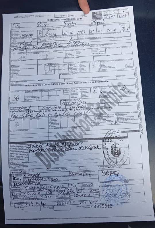 Juanegron's tweet image. 🚨 ALERTA 🇻🇪

Ayer falleció Yarelis Salas, madre del preso político Kevin Orozco, detenido por protestas postelectorales.

Murió tras hacer vigilia en Tocorón, sin poder verlo.

Exigimos su libertad inmediata para que pueda despedirse de su madre.