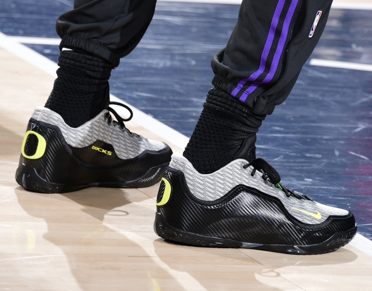 NickDePaula's tweet photo. Bron is in this carbon fiber “Oregon” LeBron 23 PE 🔥🔥 https://t.co/ZM1ExvxXtD
