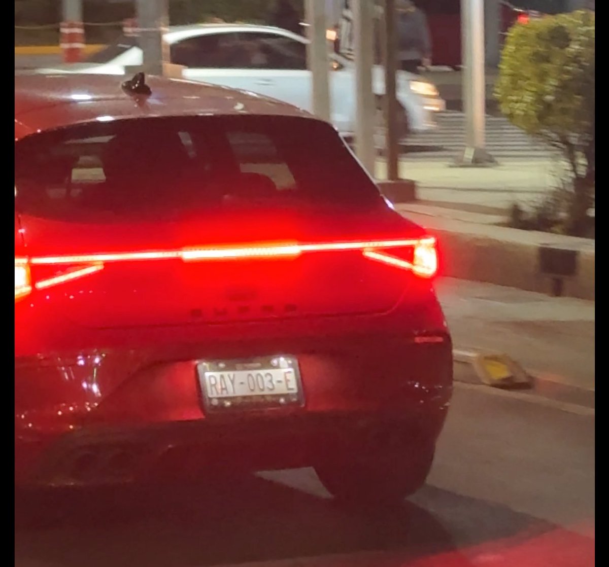 Este par de tontos casi me atropella por no respetar un alto en la incorporación de Insurgentes a Reforma y todavía se emperraron porque les reclamé. Obvio con placas de Morelos porque no saben de otra: RAY-003-E 

<a href="/BicireporteraDF/">Bicireportera CDMX</a> <a href="/PeatonDelSur/">Peatón del sur</a> <a href="/UCS_GCDMX/">Unidad de Contacto del Secretario SSC CDMX</a> <a href="/MayaEnBici/">Maya en Bici</a>