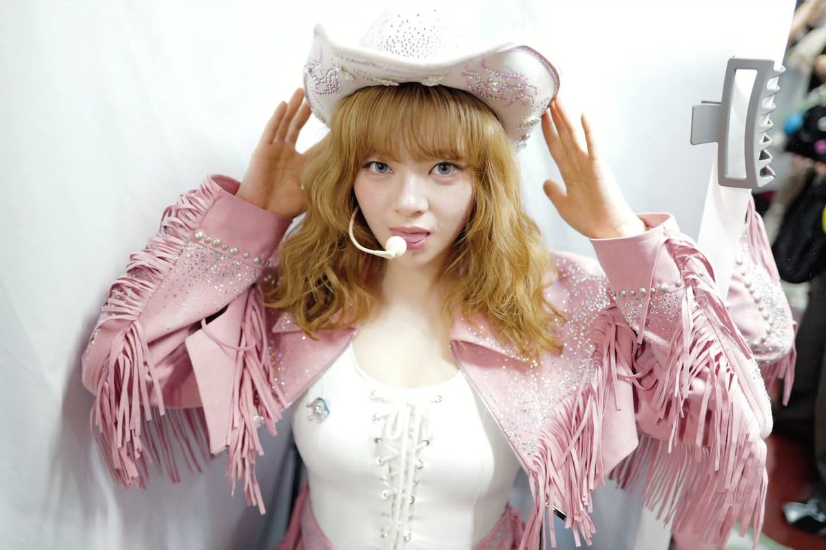 godmitzu's tweet image. BLONDE COWGIRL JEONGYEON OMG