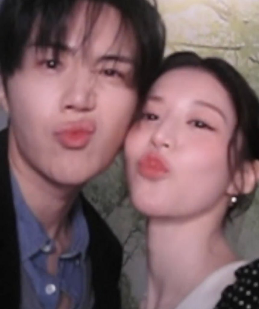 midseonnmar's tweet image. my first time seeing seonho doing all of these genz poses:(((((( thankyou jungie😭😭😭😭😭😭😭😭😭😭😭