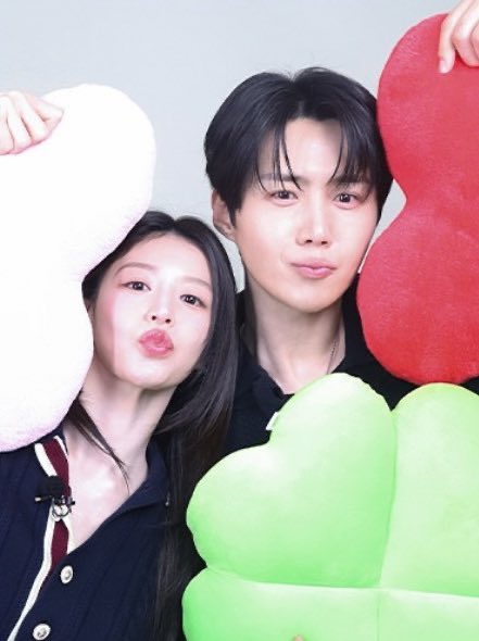 midseonnmar's tweet image. my first time seeing seonho doing all of these genz poses:(((((( thankyou jungie😭😭😭😭😭😭😭😭😭😭😭