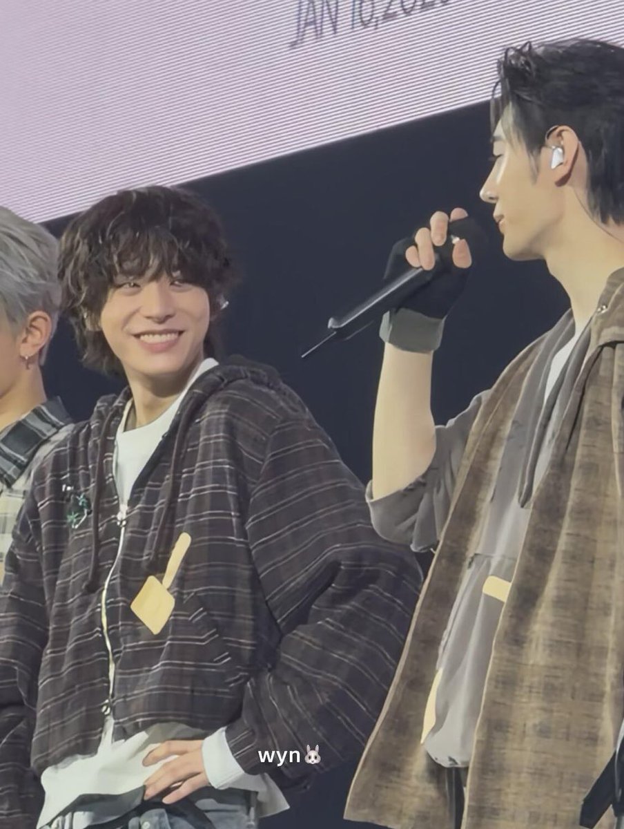 พี่หึง พี่อิจฉา พี่ไม่ชอบใจเลย(ชอบมาก) น้องเจคโปรยเสน่ห์ส่งยิ้มหวาน ๆ ให้หนุ่มตี๋นั่น พี่ไม่ชอบมากจริง ๆ (ไม่จริ๊งลูก ชอบมากเลยล่ะ เอาอีกนะคะ 🥰)