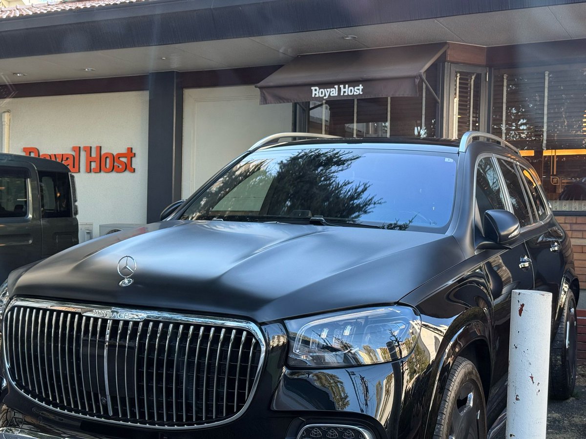 ats's tweet image. これまたおたかそうなお車が停まっておりますよ。