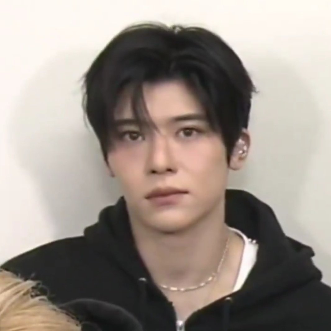 sionlovebot's tweet image. not a single thoughts behind those eyes