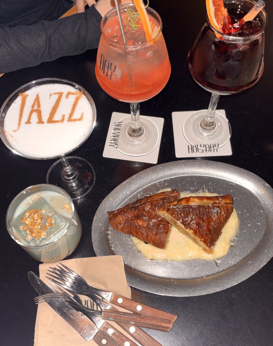 📍전포 홀리데이 바
장점: 음악소리가 빵빵하다
단점: 음악소리가 빵빵하다
분위기는 진짜 엄청 좋아요!! 아주 어둡고 굿💕 맛있음그리고