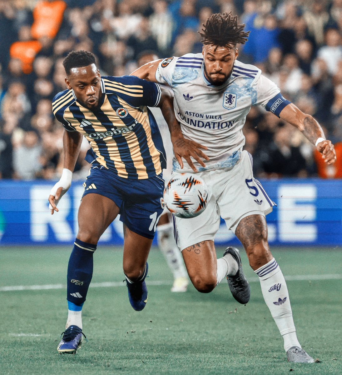 fenerkolikorg's tweet image. 🗣️Serdar Ali Çelikler: “Aston Villa’da bazı oyuncuların fiziğini gördünüz dimi. Premier Lig’de ekstra kas şişirici mi alıyorlar napıyorlar, hepsi insan azmanı gibi. Fizik olarak senden çok üstün bir takım.

Tyrone Mings’nin yanından geçsen korkarsın. 3 gün uyuyamazsın. Soyunma…