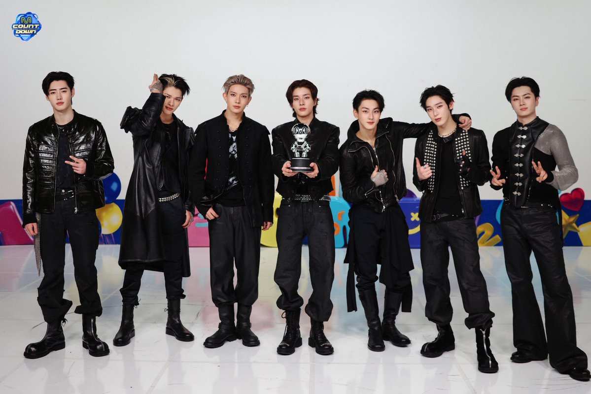 MnetMcountdown's tweet image. #MCOUNTDOWN EP.913
1월 4주🏆No.1 of the Week! 🏆
#ENHYPEN #엔하이픈 - #Knfe 

₍ᐢ.ˬ.ᐢ₎🎉축하합니다 *:･ﾟ✧